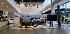 A car in a showroom

AI-generated content may be incorrect.